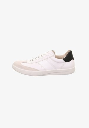 Sneaker bianco con punta in suede, strisce laterali in pelle e accento nero sul tallone. Presenta lacci piatti e una suola in gomma texturizzata.