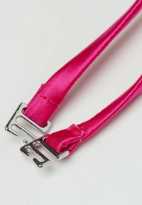 Tiras de satén rosa con herrajes metálicos que presentan un diseño de cierre. Textura suave y bordes acabados. Adecuadas para accesorios o ropa.