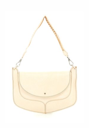 Borsa a tracolla in pelle color crema con design curvo, hardware in metallo e finitura strutturata. Tracolla bicolore con cuciture visibili.