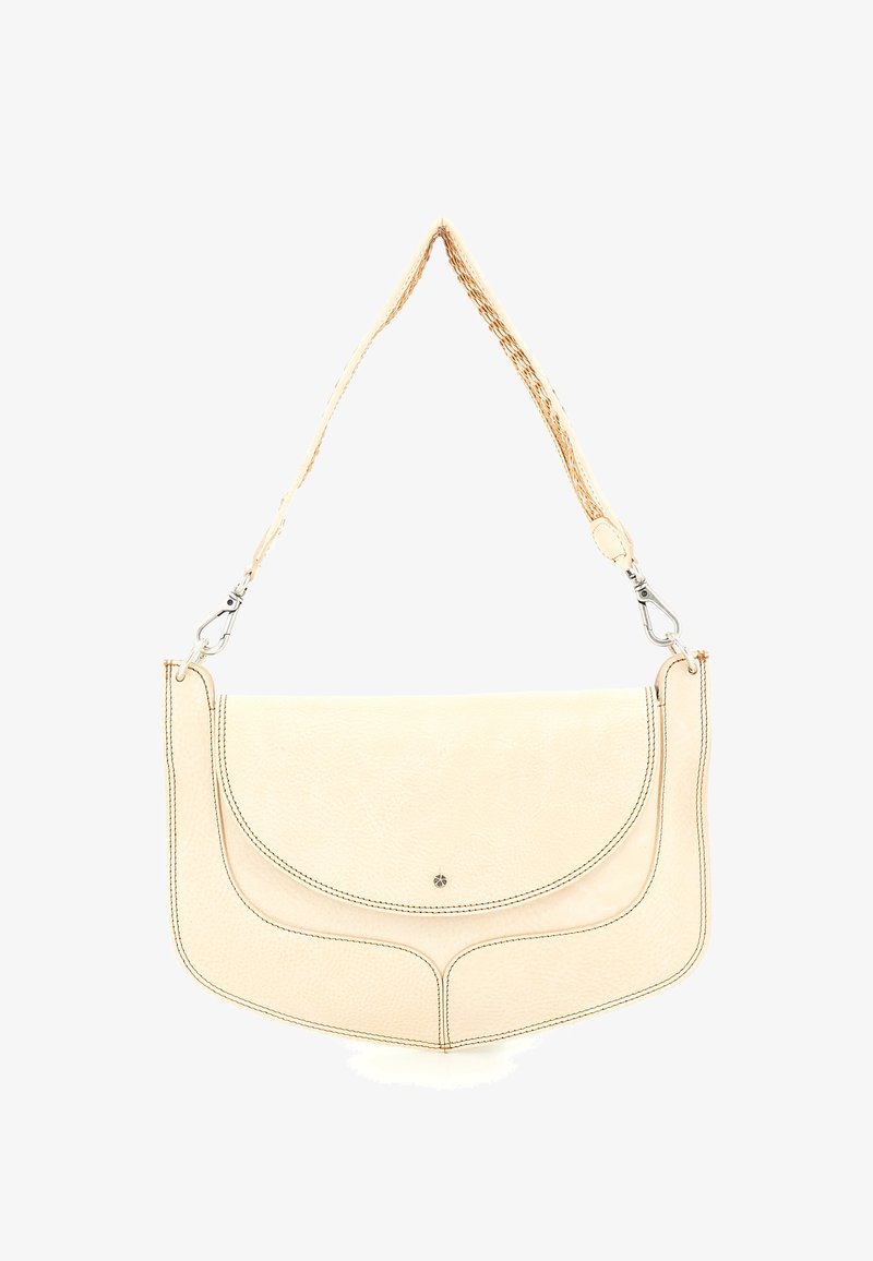 Borsa a tracolla in pelle color crema con design curvo, hardware in metallo e finitura strutturata. Tracolla bicolore con cuciture visibili.