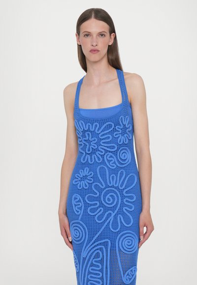 Vestido azul ajustado hecho de un material texturizado, tipo red, con patrones florales y de espirales, con tirantes anchos y escote cuadrado.