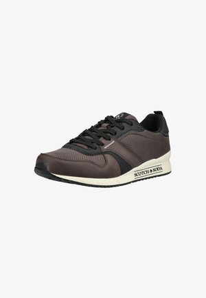 Zapatilla Scotch & Soda marrón y negra con parte superior de cuero perforado, cordones negros y suela blanca con el nombre de la marca en el lateral.