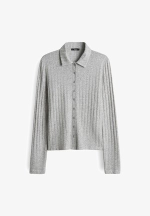 Hellgrauer Langarm-Cardigan mit geripptem Muster, Kragen und Knopfverschluss vorne. Glattes Material mit gleichmäßigem Muster.