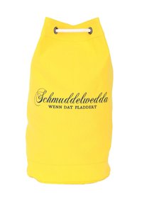 Sárga húzós hátizsák tartós anyagból, amelyen középen a fekete "Schmuddelwedda WENN DAT PLADDERT" felirat található.