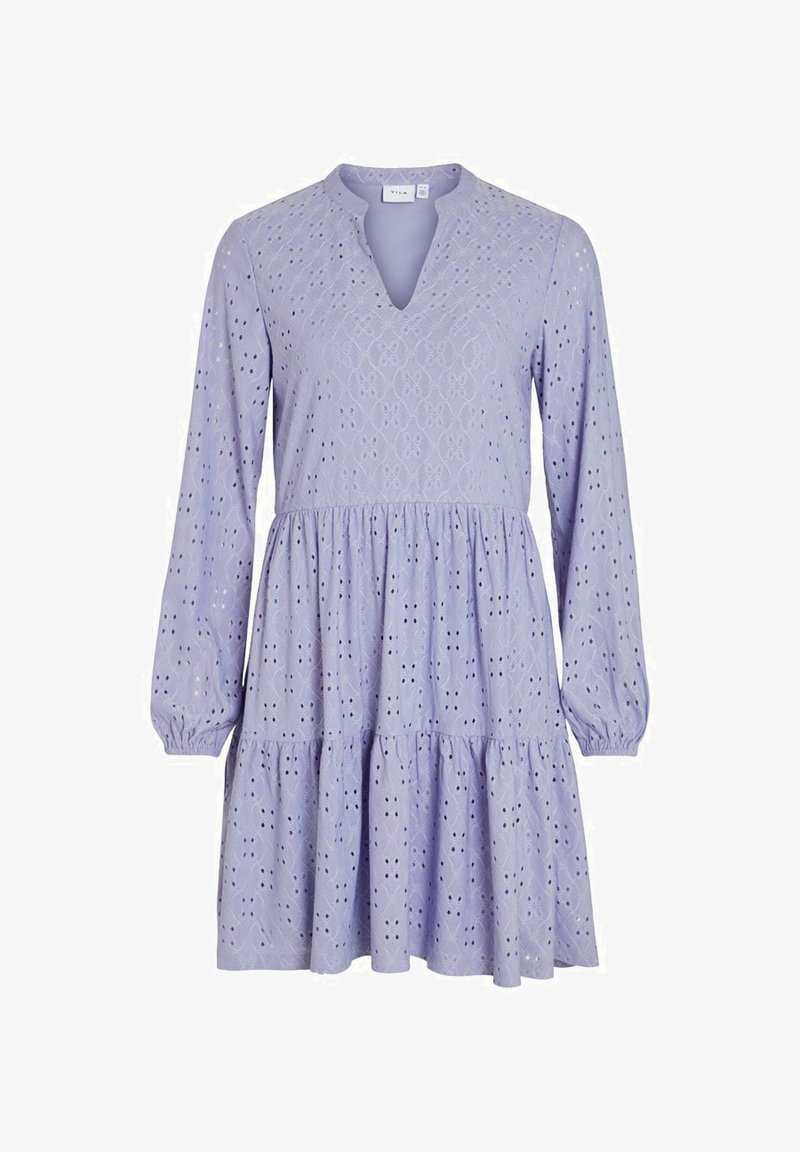 Lavendelfarbenes Kleid mit langen Ärmeln, V-Ausschnitt und Lochmuster. Es hat einen gestuften Rock mit gerafftem Bund und elastischen Bündchen.