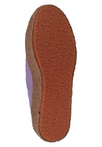 Fialová plátěná bota s texturovanou oranžovou gumovou podrážkou a tkaným jutovým detailem podél okraje. Hladký, lehký design.