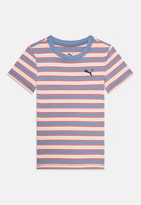 Svītrainā īsās piedurknes T-kreklā gaiši zilā, sarkanā un krēmkrāsā. Ar apaļu kaklu un melnu Puma logo uz krūtīm. Gluda kokvilnas tekstūra.