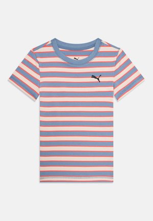 Stripet kortermet t-skjorte i lys blå, rød og krem. Har rund hals og svart Puma-logo på brystet. Glatt bomullstekstur.