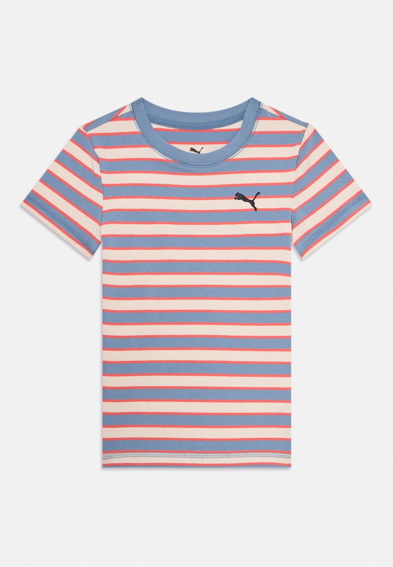 Svītrainā īsās piedurknes T-kreklā gaiši zilā, sarkanā un krēmkrāsā. Ar apaļu kaklu un melnu Puma logo uz krūtīm. Gluda kokvilnas tekstūra.