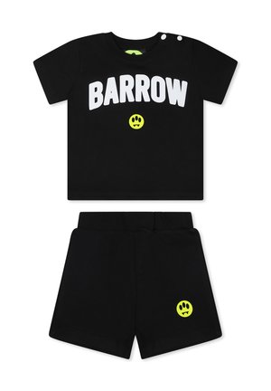 T-shirt nero a maniche corte con scritta bianca "BARROW" e una faccina sorridente gialla, abbinato a pantaloni corti neri con un piccolo accento giallo.