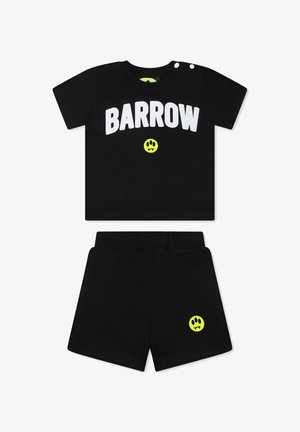 T-shirt nero a maniche corte con scritta bianca "BARROW" e una faccina sorridente gialla, abbinato a pantaloni corti neri con un piccolo accento giallo.