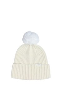 Berretto a maglia a coste color crema con un pompon bianco sopra e un piccolo etichetta sul davanti. Texture morbida e forma flessibile.