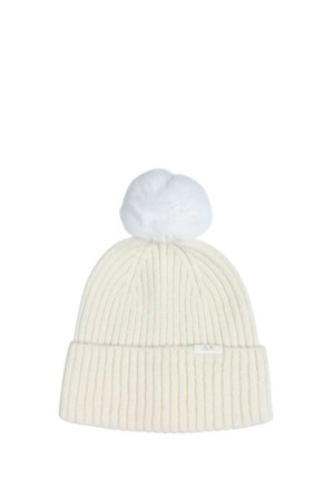 Berretto a maglia a coste color crema con un pompon bianco sopra e un piccolo etichetta sul davanti. Texture morbida e forma flessibile.