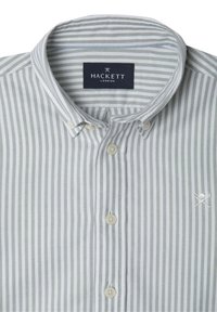 Camisa de botones a rayas en verde claro y blanco con collar clásico, que presenta un pequeño logo bordado en el pecho y botones beige.