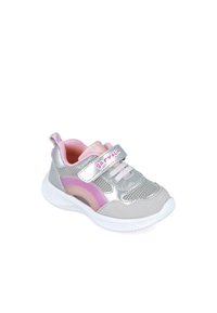 Zapatilla deportiva plateada y rosa con parte superior de malla, correa de Velcro ajustable, suela de goma texturizada y patrón de arcoíris en el costado.