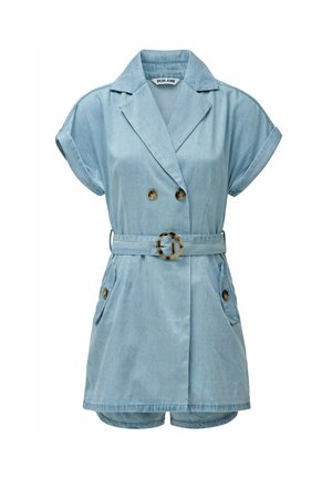 Monos de mezclilla en azul claro, con un frente de doble botonadura, mangas cortas, una cintura ceñida con un cinturón de hebilla circular y bolsillos frontales.