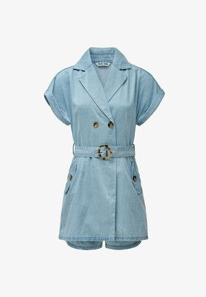 Monos de mezclilla en azul claro, con un frente de doble botonadura, mangas cortas, una cintura ceñida con un cinturón de hebilla circular y bolsillos frontales.