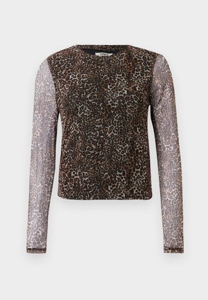Tee lungo in mesh con stampa leopardata, scollatura rotonda, silhouette aderente e maniche semi-trasparenti nei toni del marrone e del nero.