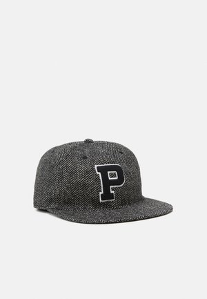 Casquette à visière plate à motif chevrons gris foncé avec une grande lettre "P" noire et blanche sur le panneau avant.