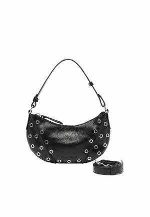 Borsa a tracolla in pelle nera con design curvo, caratterizzata da occhielli in metallo argentato come dettagli e una tracolla staccabile. Texture liscia e stile minimalista.