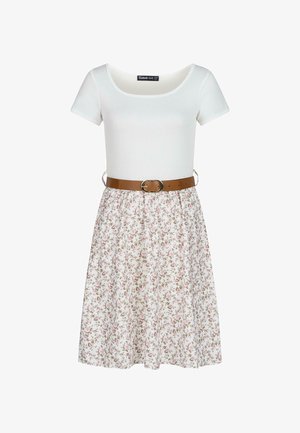 Valge lühikeste varrukatega kleit lillemustriga seeliku ja pruuni vööga taljes, millel on ümardatud kaelus.