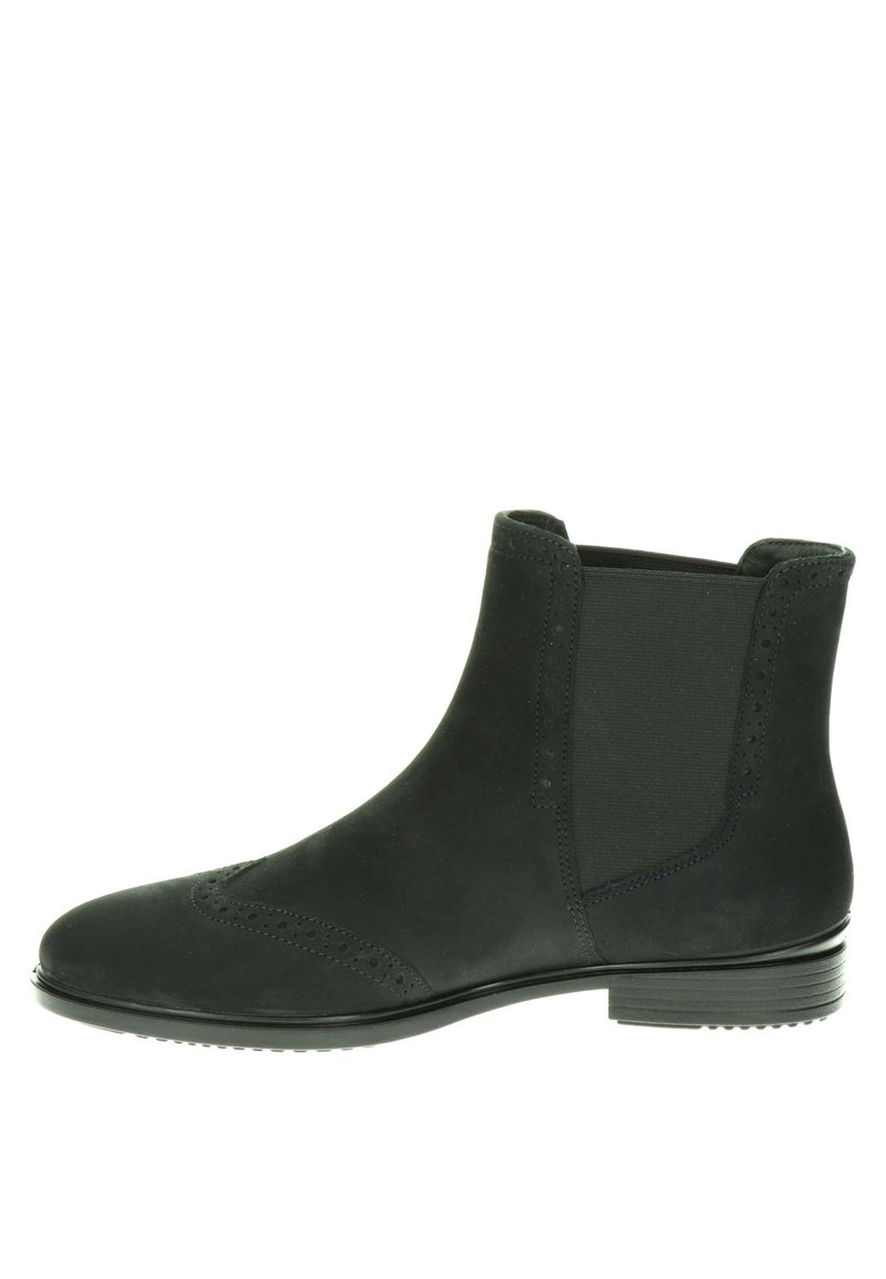 Bottine en daim noir avec panneaux latéraux élastiques, perforations décoratives, bout arrondi et petit talon carré pour plus de confort.