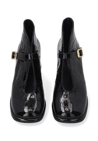 Zwarte gepatineerde enkellaarsjes met een krokodillenstructuur, voorzien van een uitsnijdontwerp en een gouden gespband aan de zijkant.