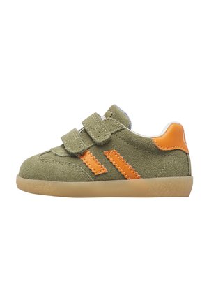 Sneaker da bambino in morbido camoscio verde oliva con due strisce arancioni, patch arancione sul tallone e due cinturini in velcro su suola in gomma.