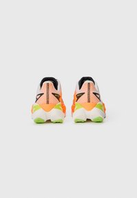 Présente deux chaussures de sport avec une tige en mesh orange respirant, des accents noirs, et une semelle épaisse blanche et verte.