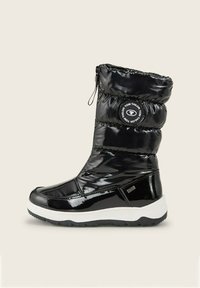 Bota de invierno negra y brillante, aislada, con parte superior acolchada, parche redondo con logo, suela blanca y suela de goma negra con relieve.
