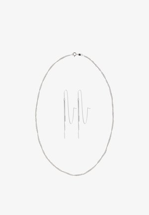 Sølvhalskæde med en struktureret kæde og en karabinlås, ledsaget af hængende øreringe med tynde metalstænger og kæder.