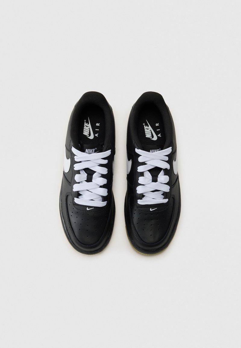 Schwarze Nike-Sneaker mit weißen Schnürsenkeln und Logo. Mit durchlüftetem Zehenbereich, gepolstertem Kragen und Gummisohle mit braunen Akzenten.
