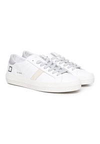 Sneaker in pelle bianca con accenti grigi e suole in gomma testurizzata. Presentano una striscia beige chiaro e un logo quadrato vicino al tallone.
