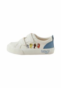 Weißer Segeltuchschuh mit blauen Akzenten, ausgestattet mit Klettverschlussriemen und Grafiken von Cartoonfiguren an der Seite. Text "BLUEY" in der Nähe der Ferse.