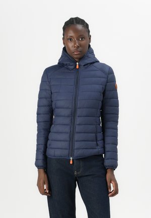Marine gewatteerde jas met ritssluiting en capuchon; heeft een contrasterende oranje ritssluiting en logo op de mouw. Gladde textuur.