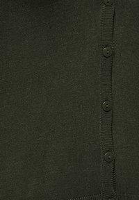 Olivově zelený kardigan s hladkou texturou, vybavený středovým zapínáním na knoflíky a šesti tmavými knoflíky. Detaily zvýrazněné žebrovanými lemy.