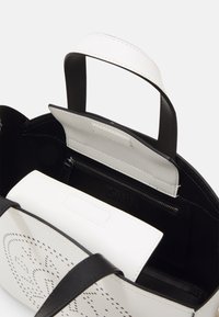 KARL LAGERFELD CIRCLE TOTE PERFORATED - Borsa a mano - off white