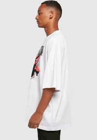 Merchcode MOTLEY CRUE - MONTAGE SKULL HUGE - Top s dlouhým rukávem - white