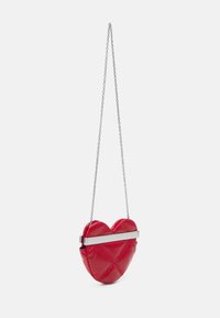 Borsa a forma di cuore rossa, realizzata in un materiale lucido, con tracolla in catena argentata e un accento metallico orizzontale sulla parte anteriore.
