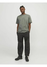 Jack & Jones JCOSTAGGER TEE SS CREW NECK - T-shirt con stampa - agave green