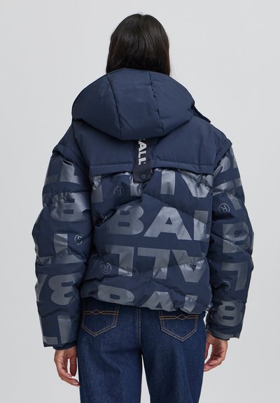 Tmavomodrá prešívaná bunda s veľkým reflexným nápisom "BALL". Má kapucňu, prešívanú textúru a elastické manžety.