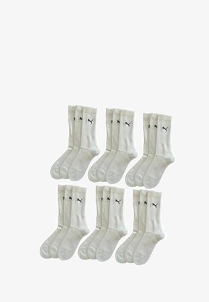 Sechs Sets mit jeweils drei weißen Crew-Socken mit einem schwarzen Puma-Logo auf den gerippten Bündchen, angeordnet in zwei Reihen auf einem weißen Hintergrund.
