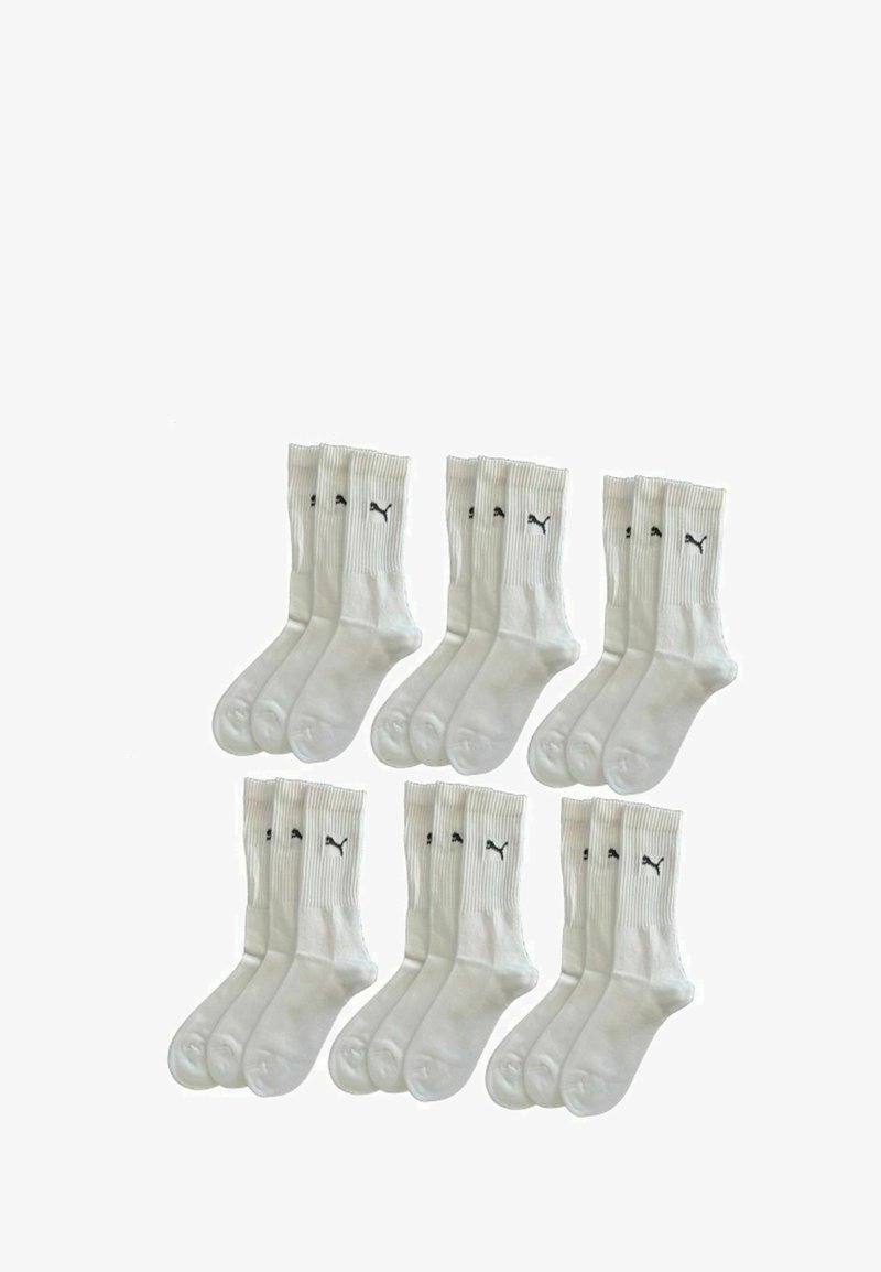 Sechs Sets mit jeweils drei weißen Crew-Socken mit einem schwarzen Puma-Logo auf den gerippten Bündchen, angeordnet in zwei Reihen auf einem weißen Hintergrund.