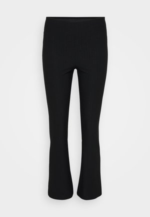Pantalones acampanados negros hechos de una tela texturizada con sutiles rayas verticales; ajustados en la cintura y que se ensanchan hacia el dobladillo.