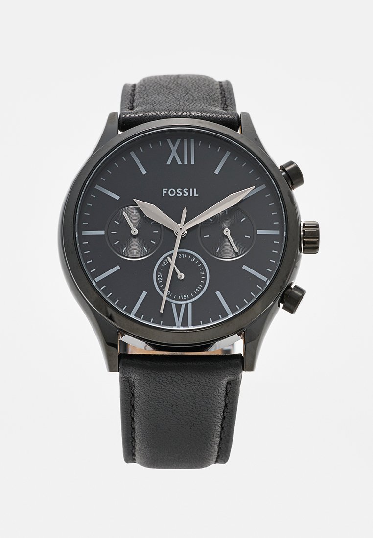 Reloj de fósil negro con una correa de cuero suave, esfera redonda negra, marcadores plateados, subesferas de cronógrafo y una caja de metal pulido.