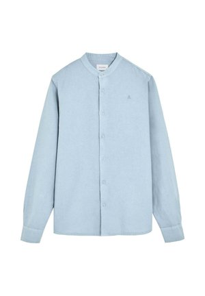Camisa de manga larga azul claro con cuello mandarín, cierre de botones y pequeño logo bordado en el pecho izquierdo.