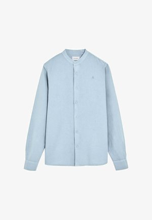 Camisa de manga larga azul claro con cuello mandarín, cierre de botones y pequeño logo bordado en el pecho izquierdo.