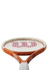Tennisscenario met een oranje en witte frame, een bespannen blad en een rood logo op de snaren. Beschikt over een gestructureerde grip voor betere hantering.