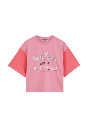 Camiseta rosa corta con mangas cortas en un tono rosa más oscuro y texto en francés "Venez Flâner sur le Boulevard" impreso en blanco y negro en el frente.