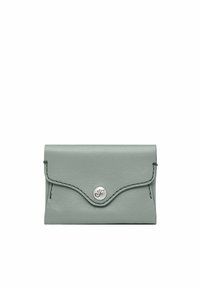 Portefeuille en cuir vert clair ; forme rectangulaire avec des bords cousus, rabat arrondi et fermeture à pression en argent portant un logo en relief.